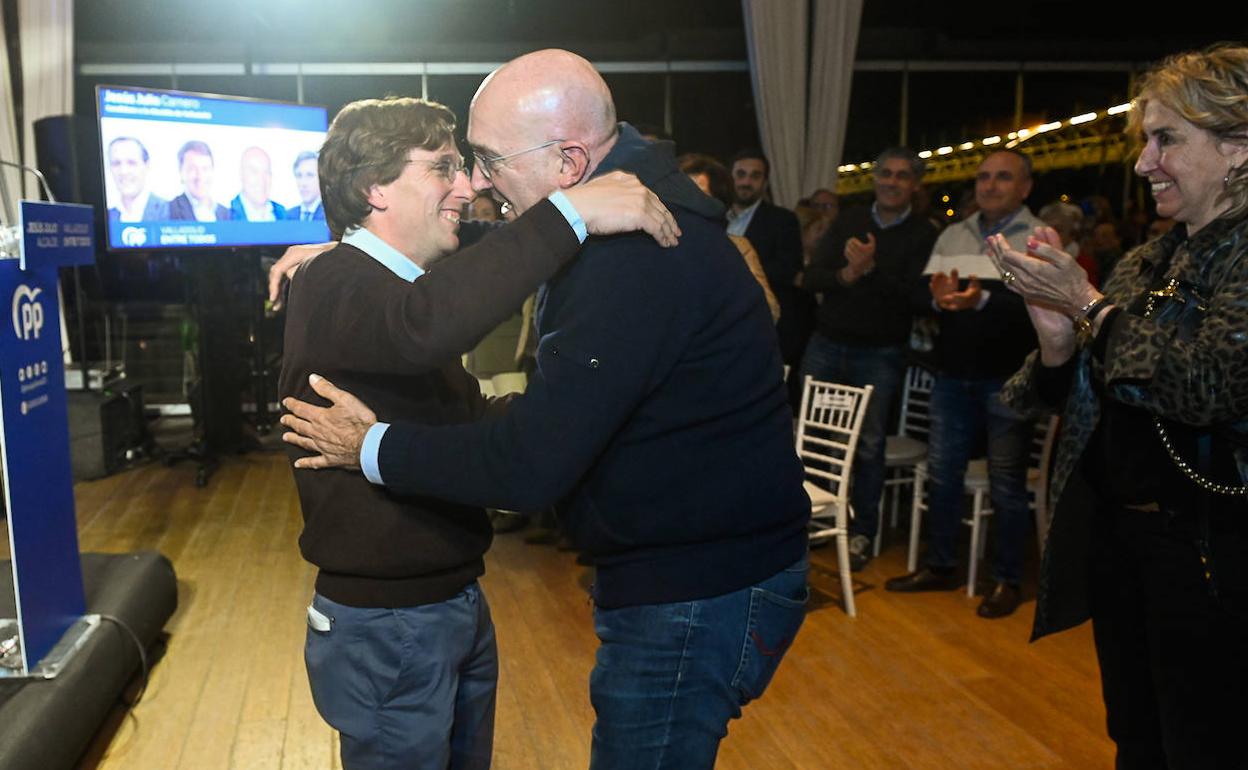 Saludo afectuoso de Martínez Almeida y Carnero, en el acto de presentación oficial como candidato de este último