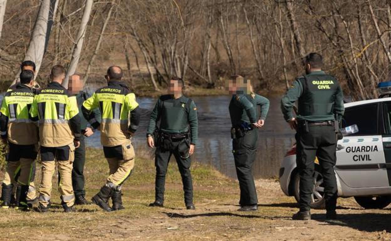 Agentes de la Guardia Civil buscan al hombre huido. 