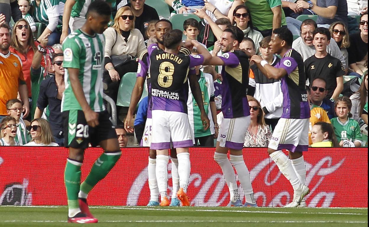 Monchu, Kike y Plata se abrazan a Larin en el gol del empate. 