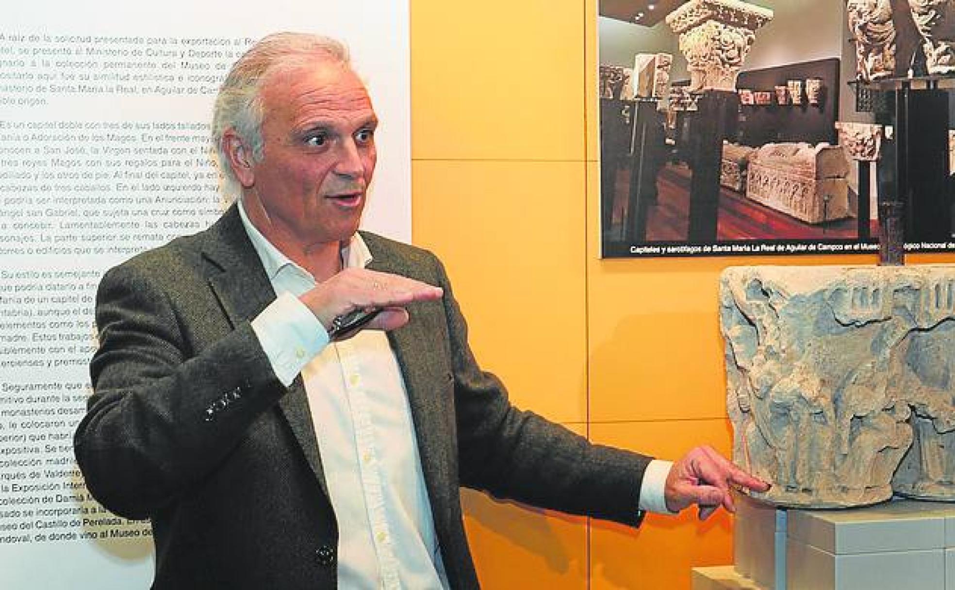 El director del Museo de Palencia, Javier Pérez, explica el capitel románico.