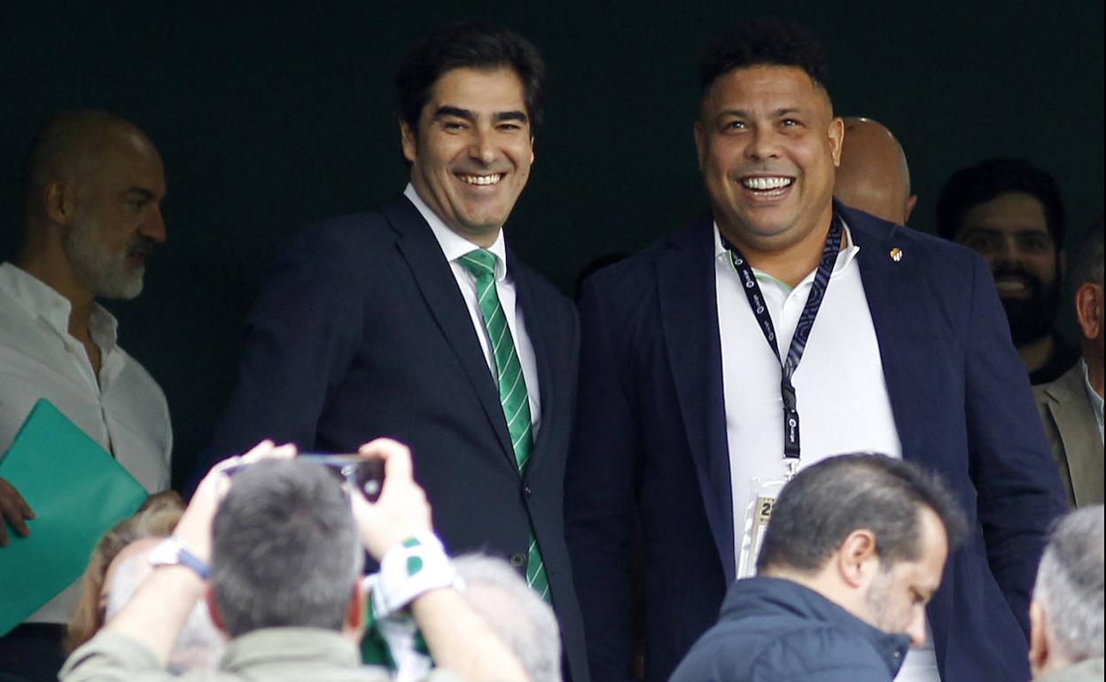 Ronaldo Nazário, en la imagen junto a Ángel Haro, volvió a ver en directo un partido del Valladolid.