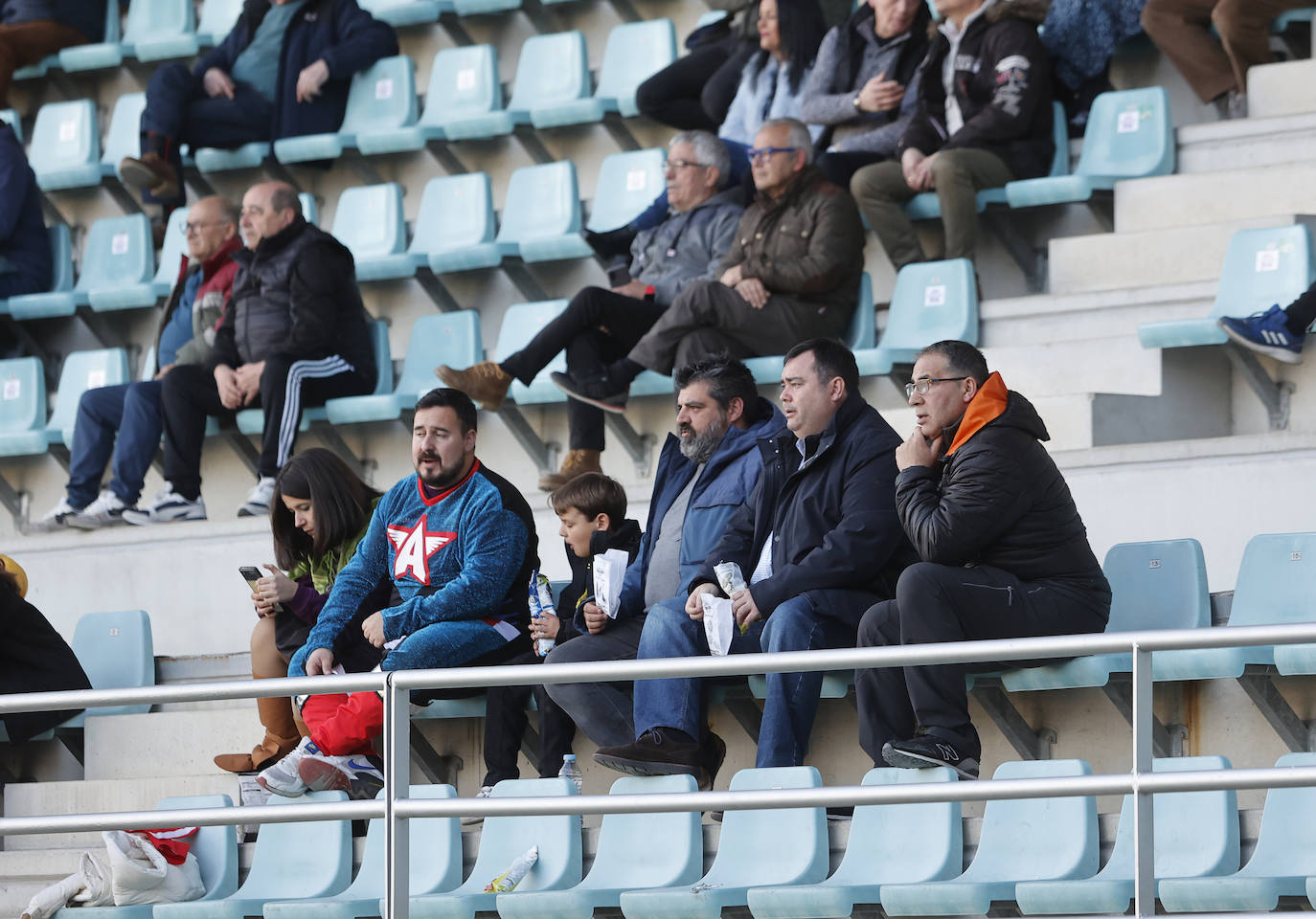 Fotos: Búscate en las gradas de La Balastera en el Palencia Cristo-Torrelavega