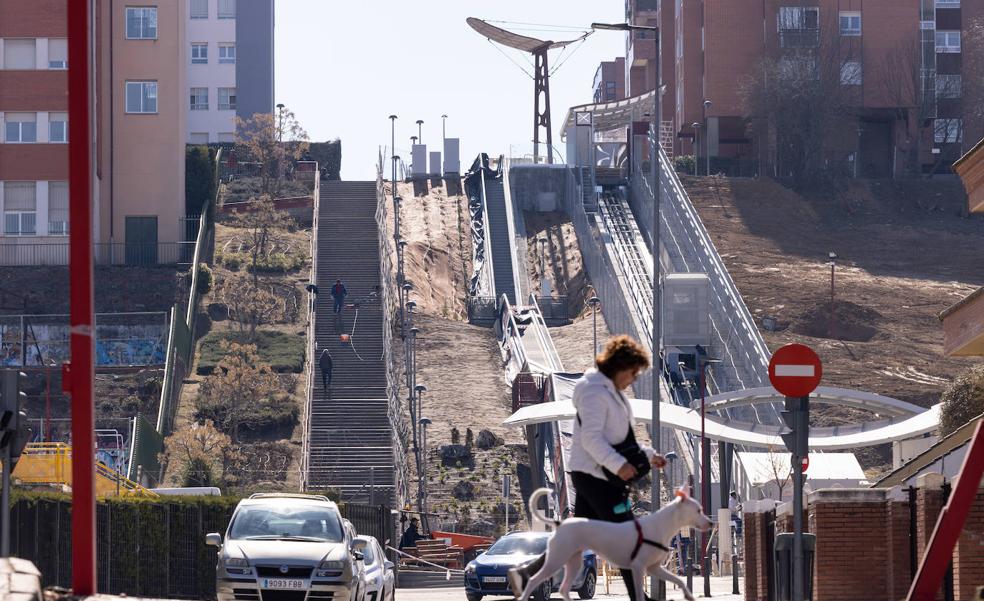 Estado actual de las obras de las escaleras mecánicas y del ascensor de la ladera norte. 