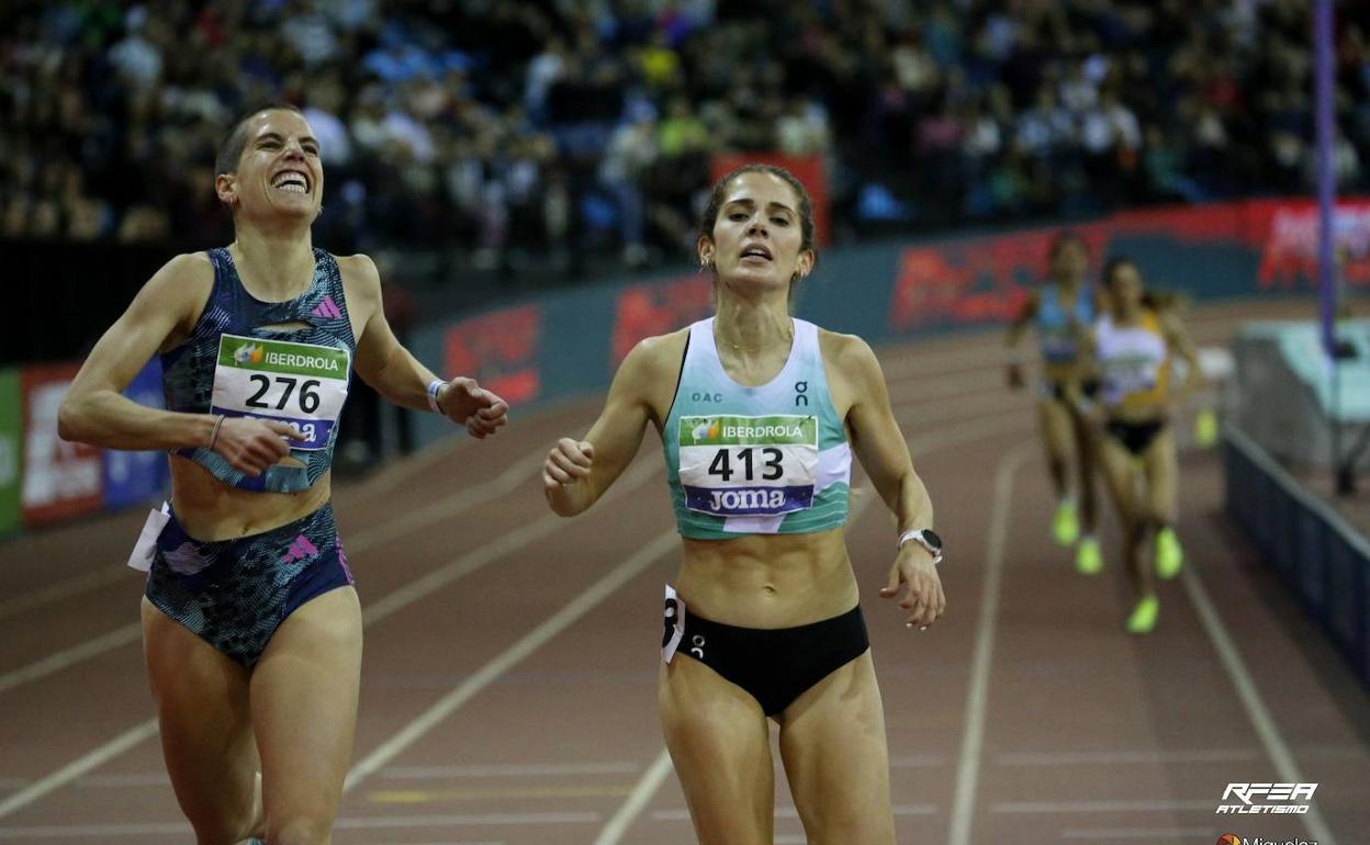 Marta García, a la derecha, y Marta Pérez cruzan la meta al mismo tiempo en una final apasionante, 