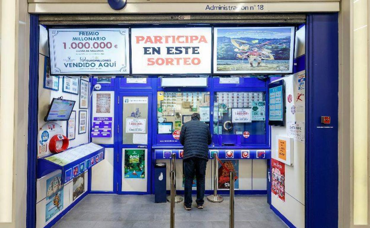 Un cliente en una administración de lotería. 