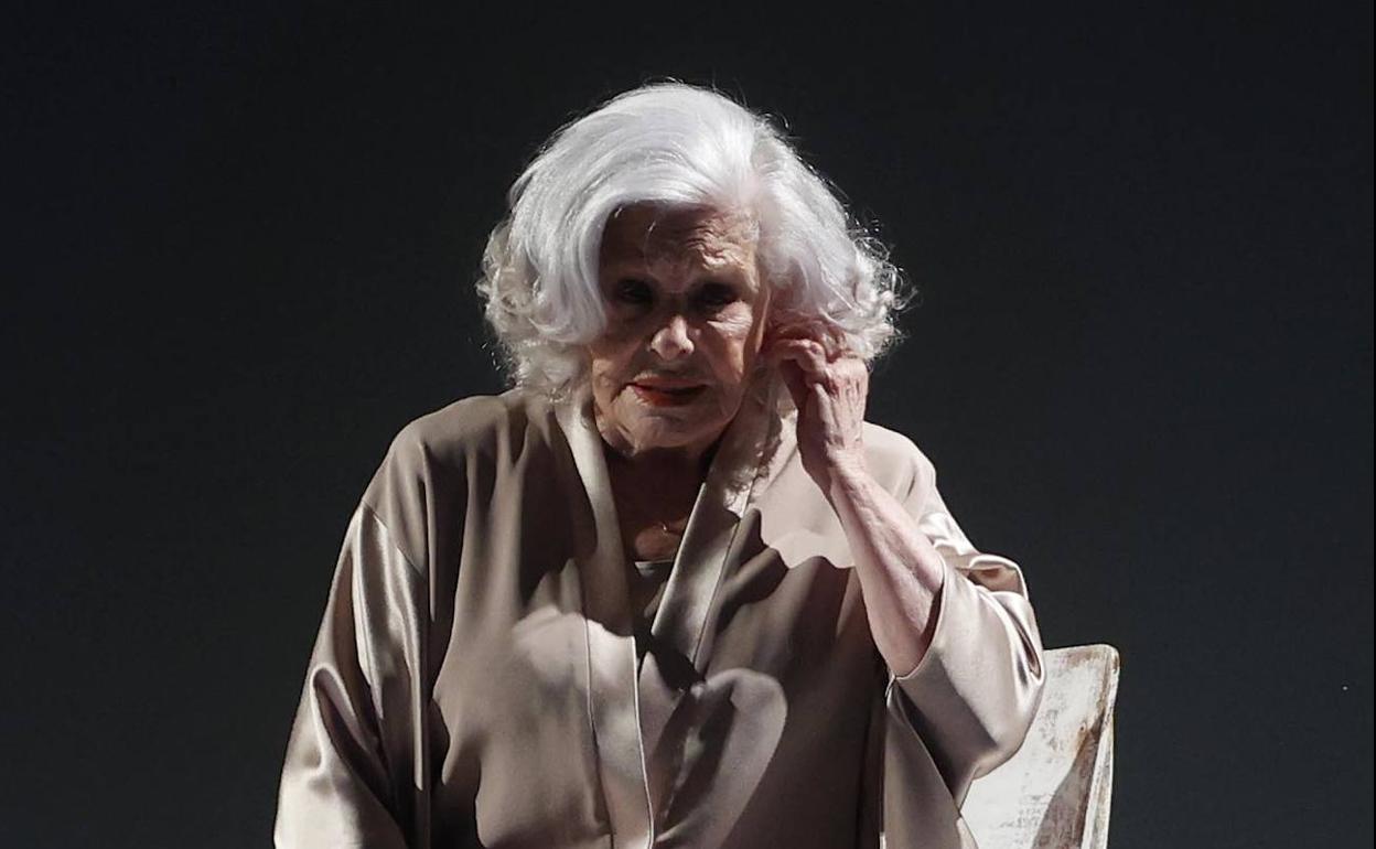 Lola Herrera cuelga el cartel de 'No hay entradas' en el Teatro Principal de Palencia