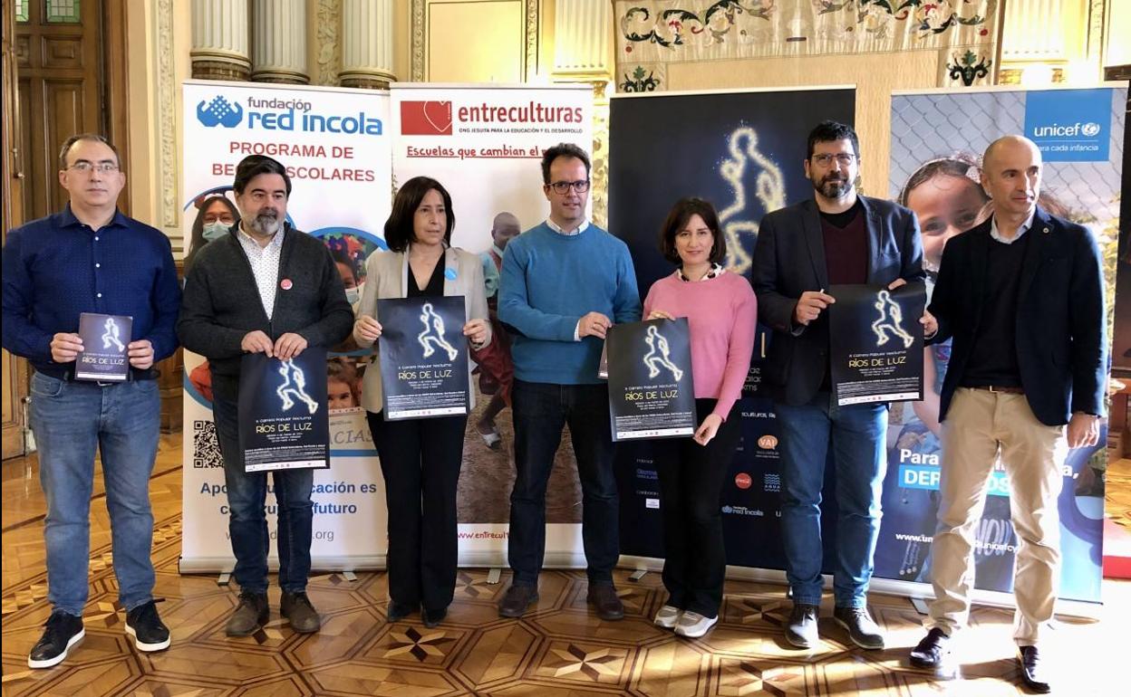 Los concejales María Sánchez y Alberto Bustos, junto a Eugenia García (Unicef), Juan Antonio Pérez (Entreculturas), Eduardo Mendoza (Red Íncola) y representantes de Atletas Populares y Carrefour. 