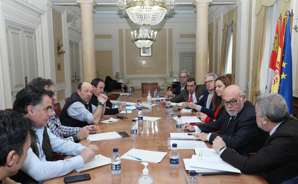 La delegada del Gobierno perside la reunión entre representantes de Seiasa y de las comunidades de regantes. 