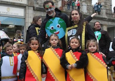 Imagen secundaria 1 - Arriba, una integrante del grupo del Villalpando disfrazada de papagayo; abajo izquierda, pequeñas hindúes de la Cooperativa Alcázar, y a la derecha, fichas del dominó del Marqués del Arco de San Cristóbal. 