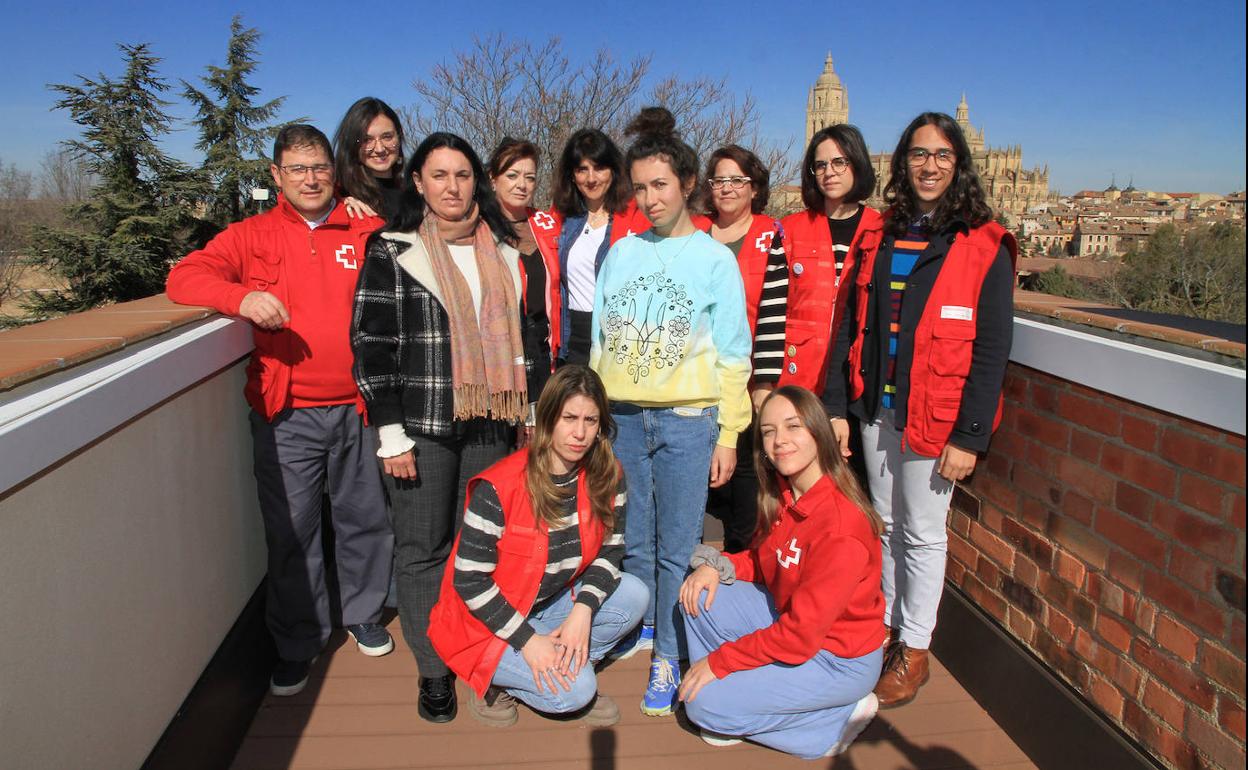 Anna Kulokhezian y Alina Mishemko, junto a miembros de Cruz Roja Segovia.