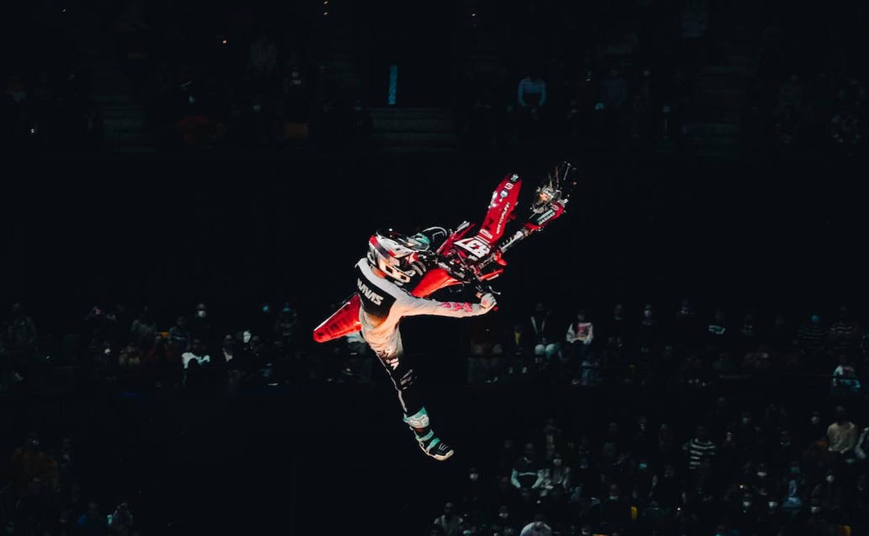 Un piloto, durante uno de los saltos del Freestyle World Tour. 