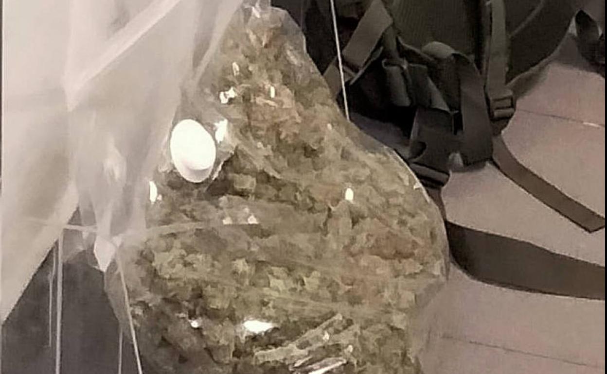 Bolsa, sellada al vacío, con 822 gramos de marihuana intervenidos a un conductor en Covaresa. 