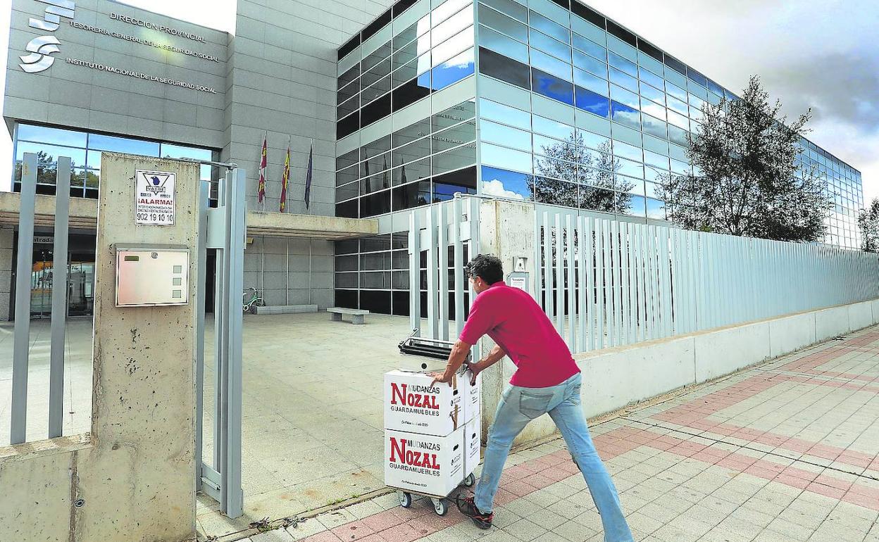 Traslado al edificio principal de la Seguridad Social, junto a La Balastera, de las oficinas de los Dominicos, el pasado mes de septiembre. 