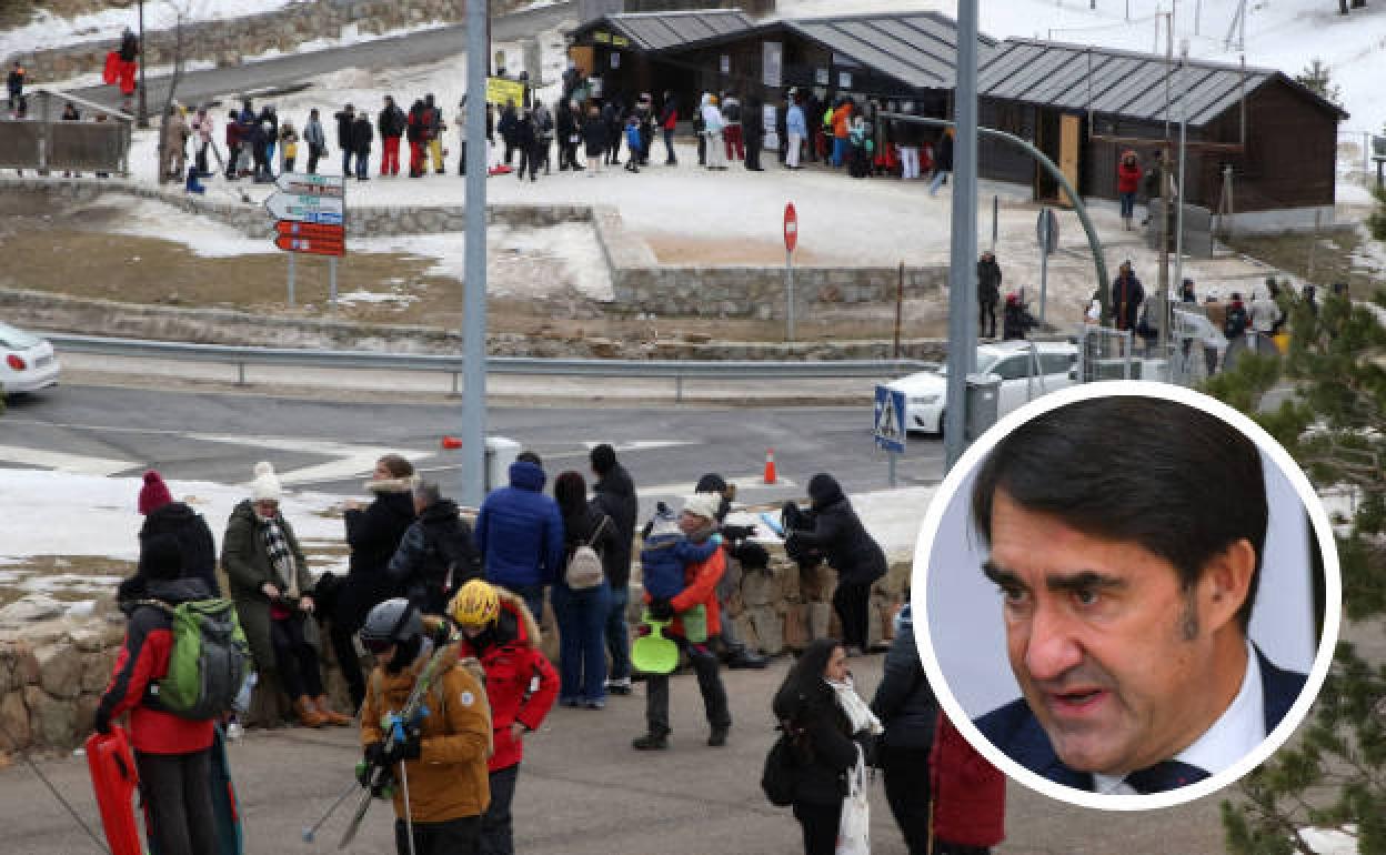 Colas de personas que este fin de semana han acudido a Navacerrada; en el círculo, el consejero de Medio Ambiente, Juan Carlos Suárez-Quiñones. 