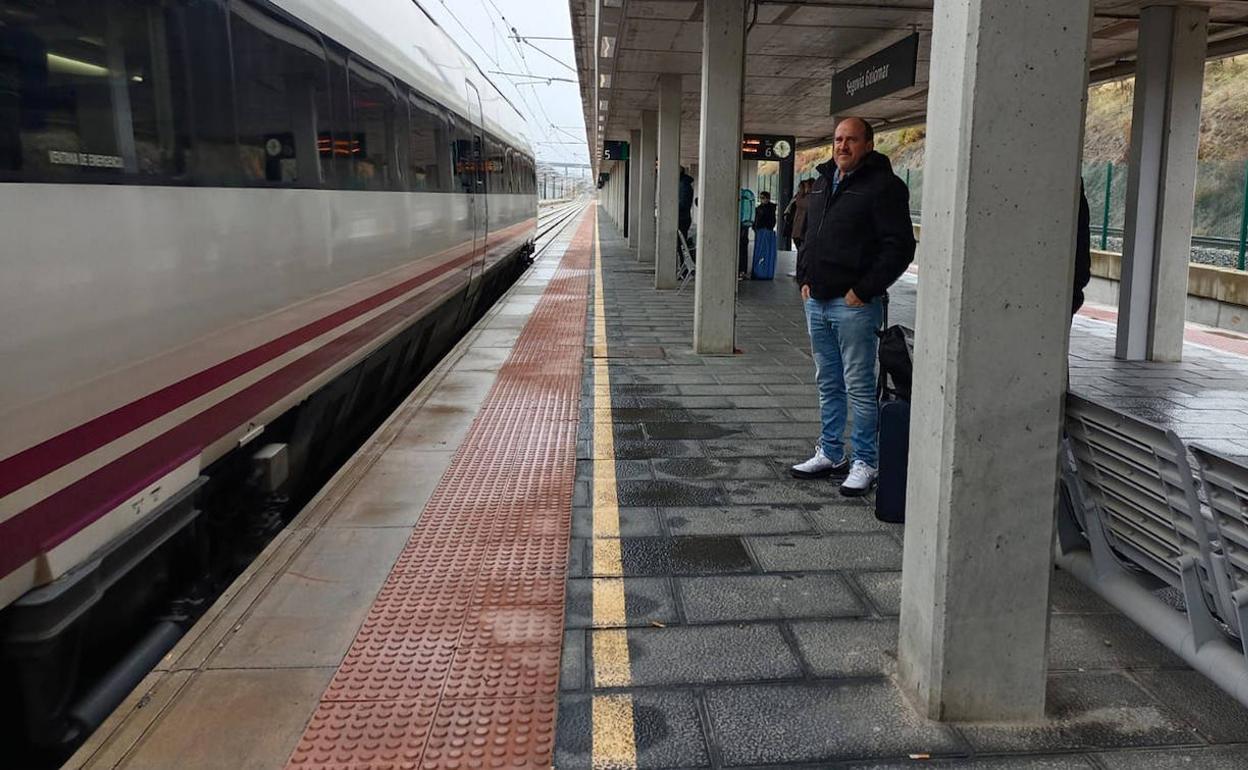 Usuarios en la estación del Ave de Segovia.