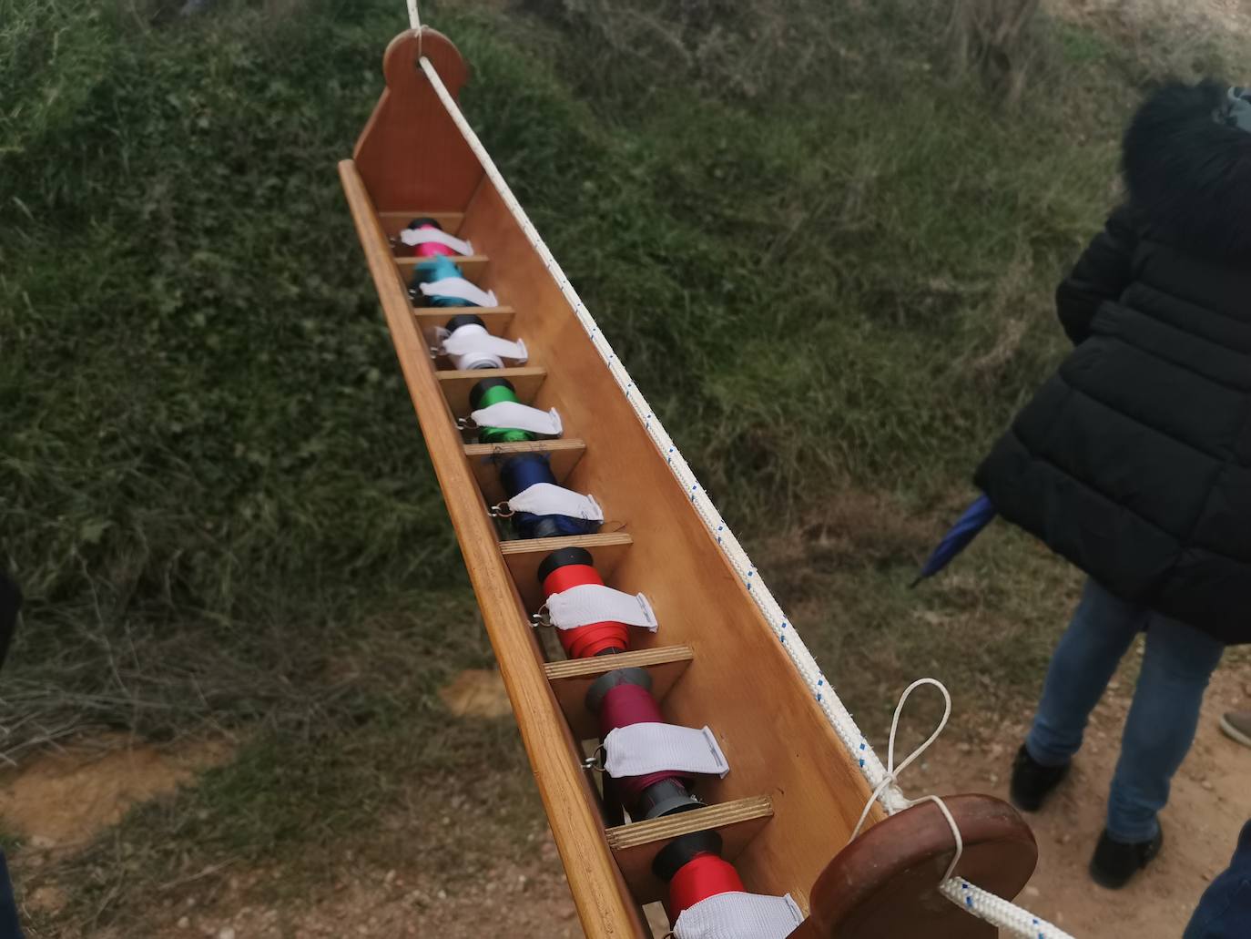 Uno de los quintos de Torrelobatón engancha una cinta con el punzón 