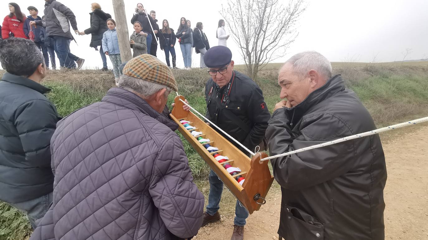 Uno de los quintos de Torrelobatón engancha una cinta con el punzón 