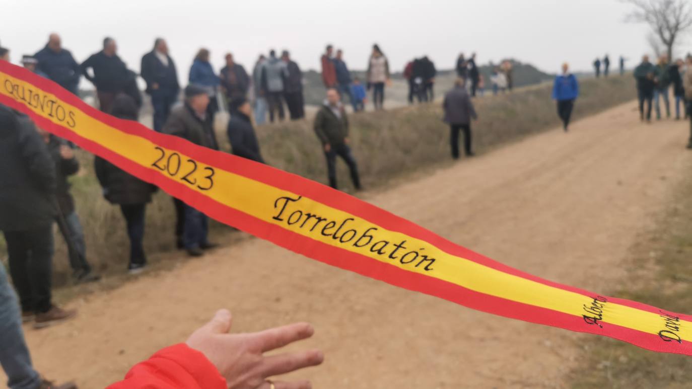 Uno de los quintos de Torrelobatón engancha una cinta con el punzón 