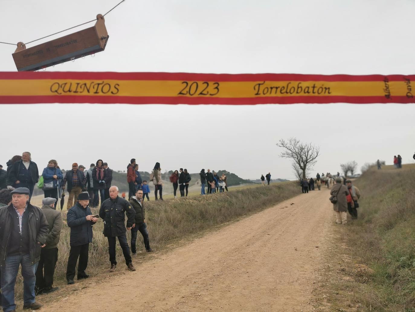 Uno de los quintos de Torrelobatón engancha una cinta con el punzón 