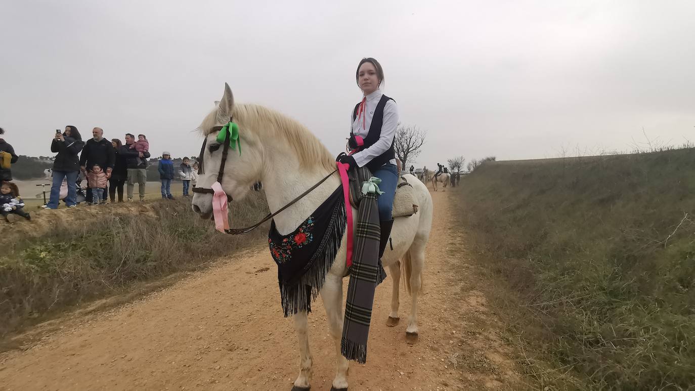 Uno de los quintos de Torrelobatón engancha una cinta con el punzón 
