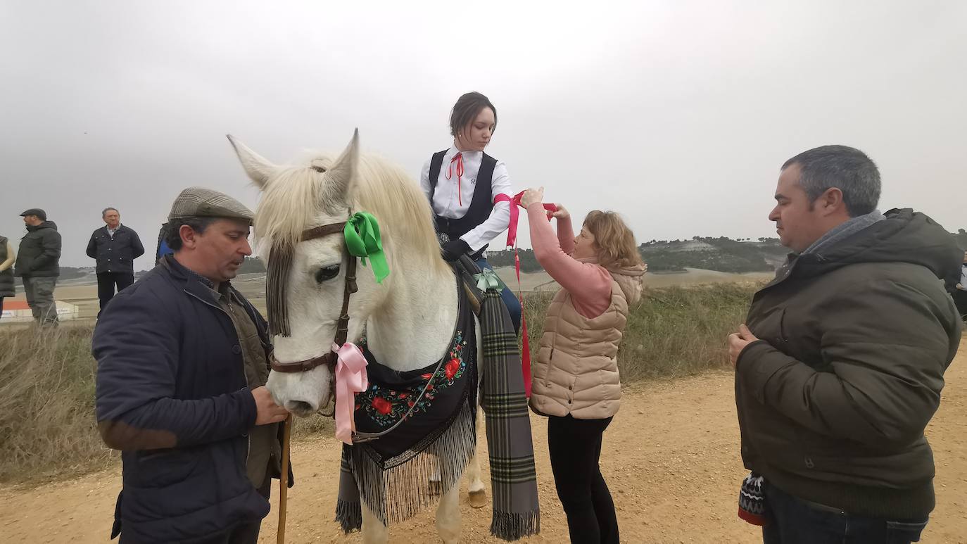 Uno de los quintos de Torrelobatón engancha una cinta con el punzón 