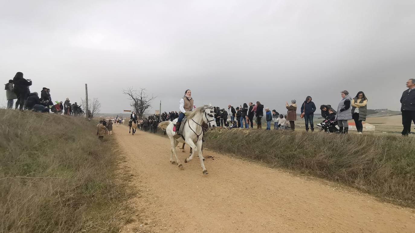 Uno de los quintos de Torrelobatón engancha una cinta con el punzón 