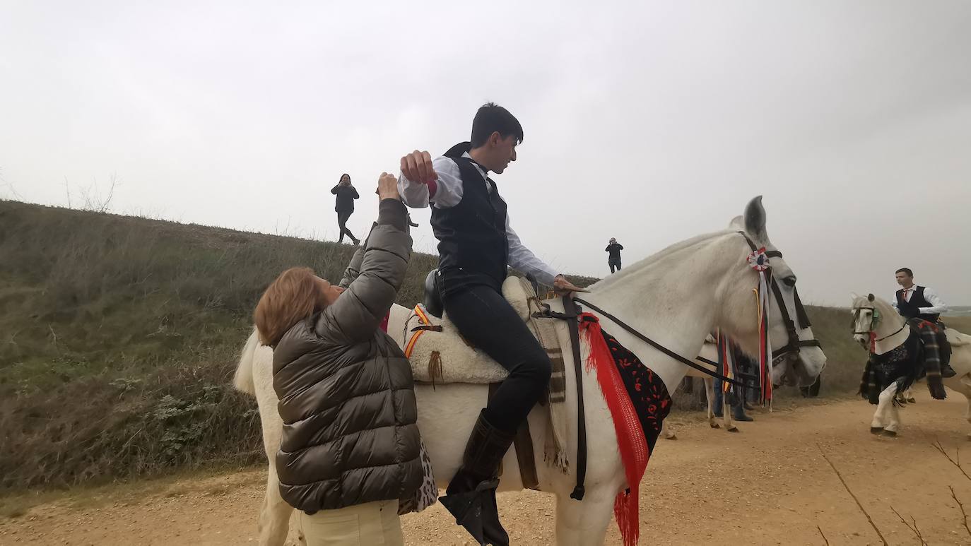 Uno de los quintos de Torrelobatón engancha una cinta con el punzón 
