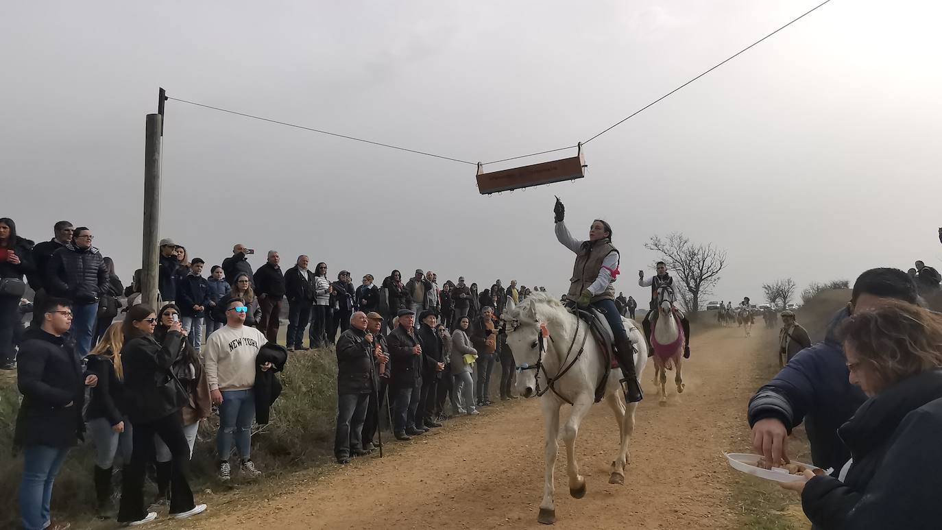 Uno de los quintos de Torrelobatón engancha una cinta con el punzón 