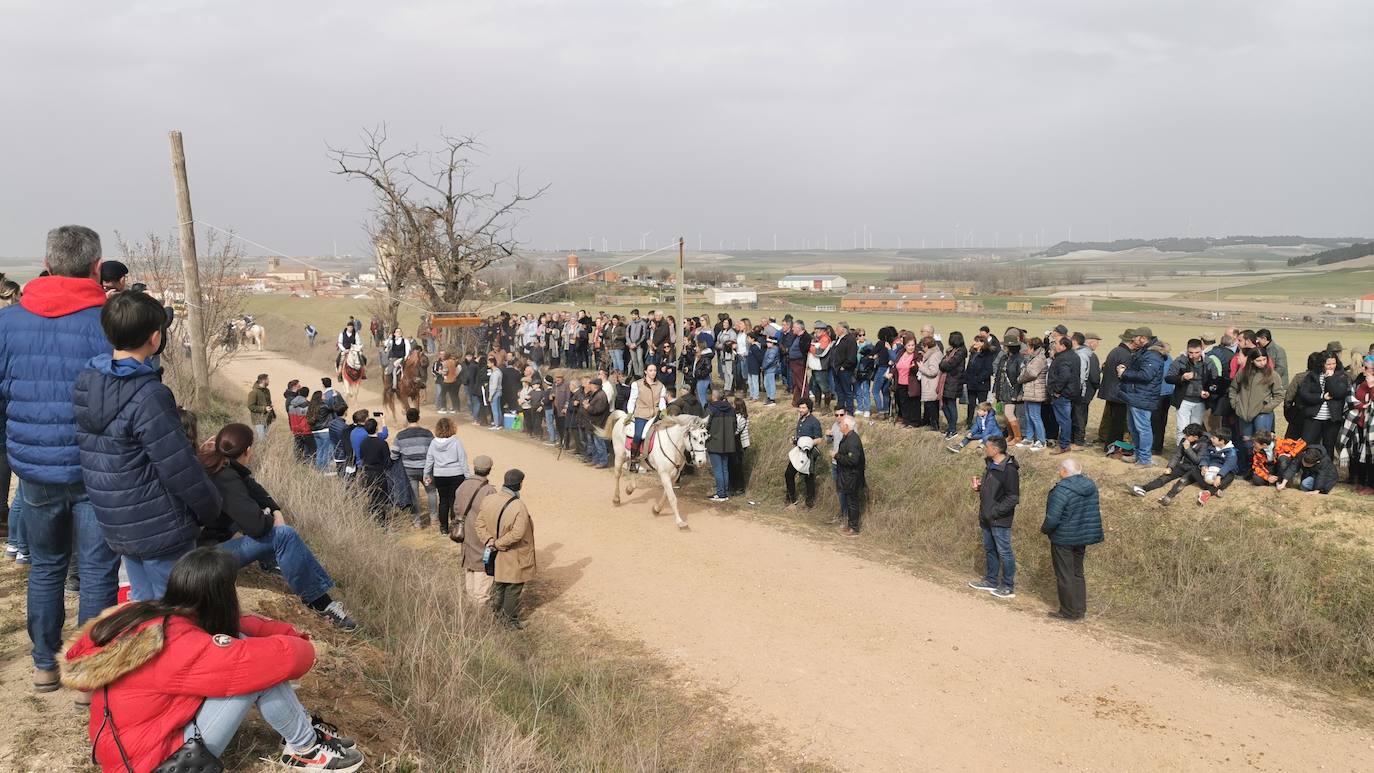Uno de los quintos de Torrelobatón engancha una cinta con el punzón 