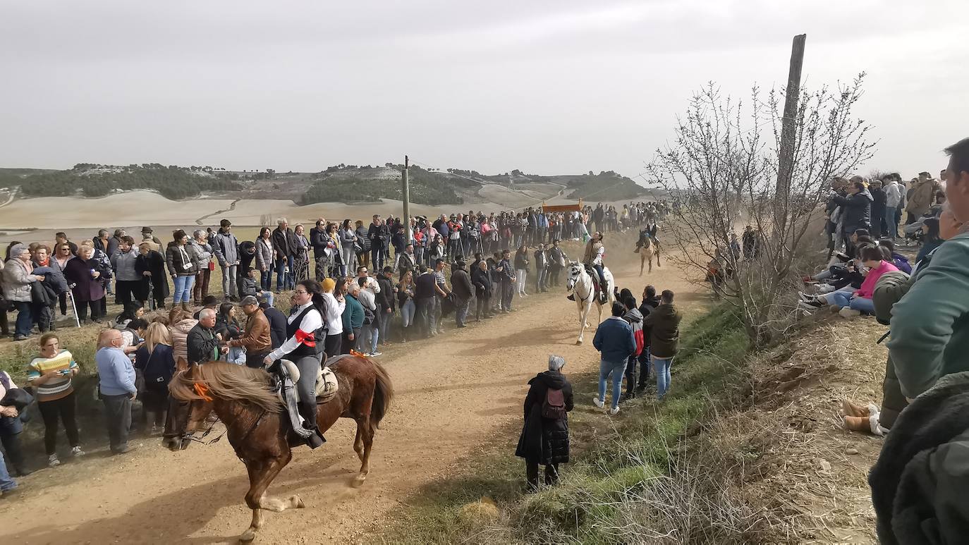 Uno de los quintos de Torrelobatón engancha una cinta con el punzón 