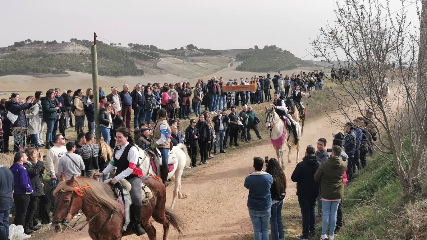 Uno de los quintos de Torrelobatón engancha una cinta con el punzón 