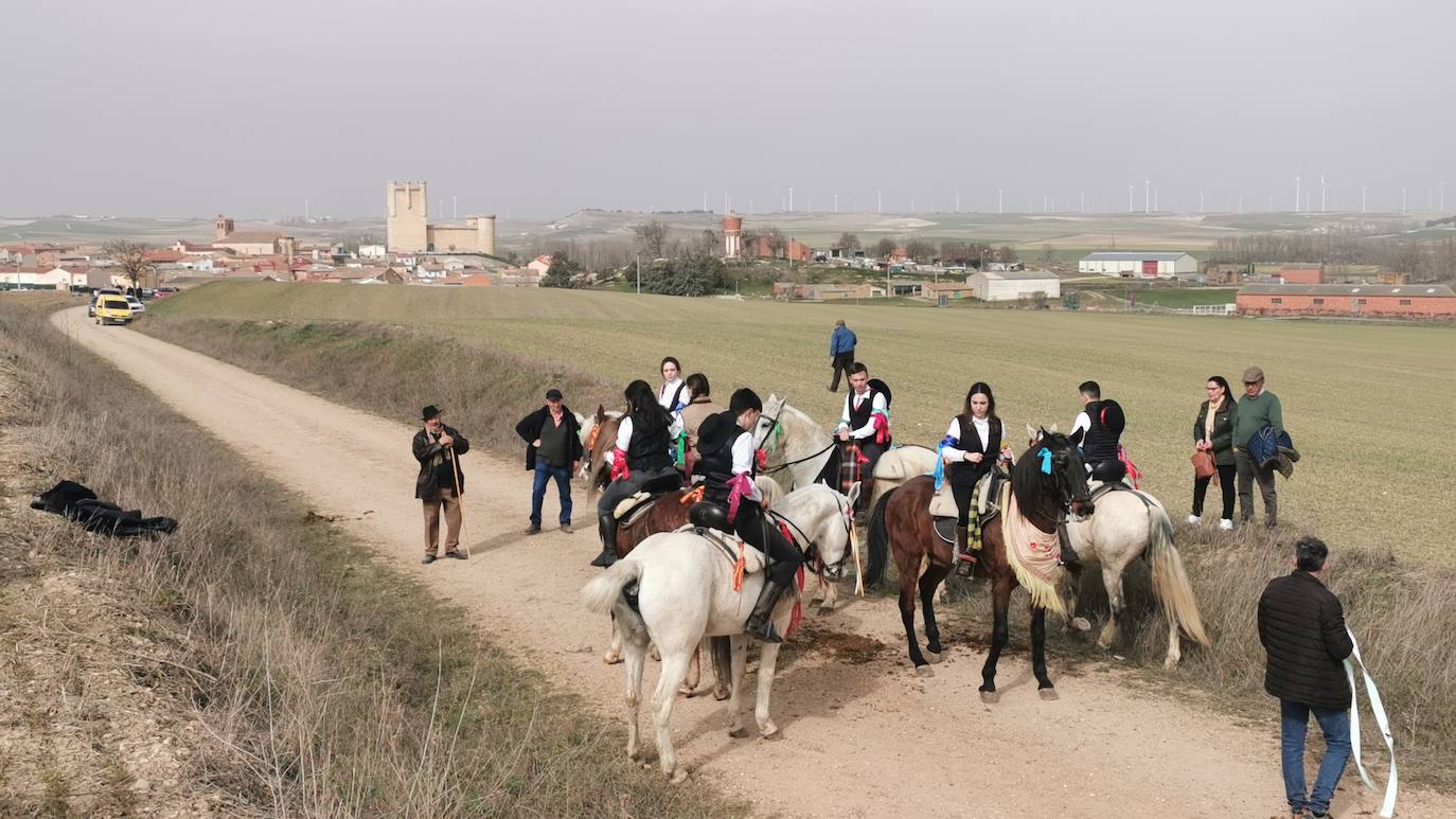 Uno de los quintos de Torrelobatón engancha una cinta con el punzón 