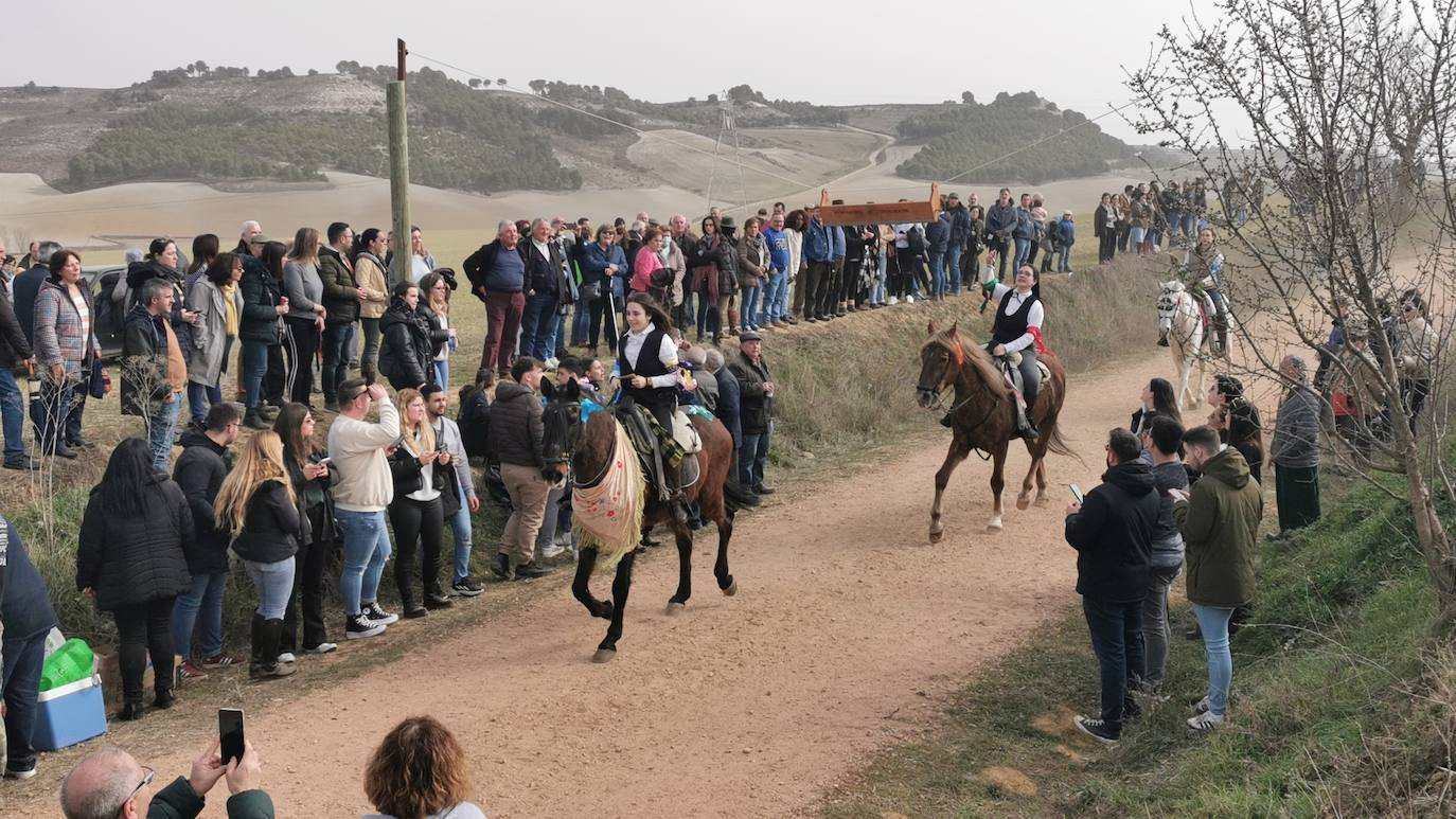 Uno de los quintos de Torrelobatón engancha una cinta con el punzón 