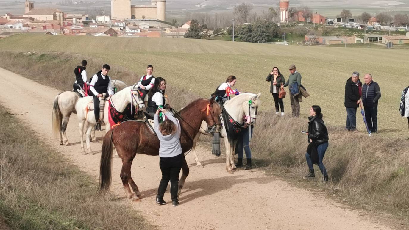 Uno de los quintos de Torrelobatón engancha una cinta con el punzón 