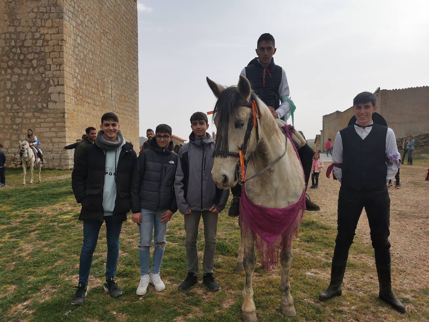Uno de los quintos de Torrelobatón engancha una cinta con el punzón 