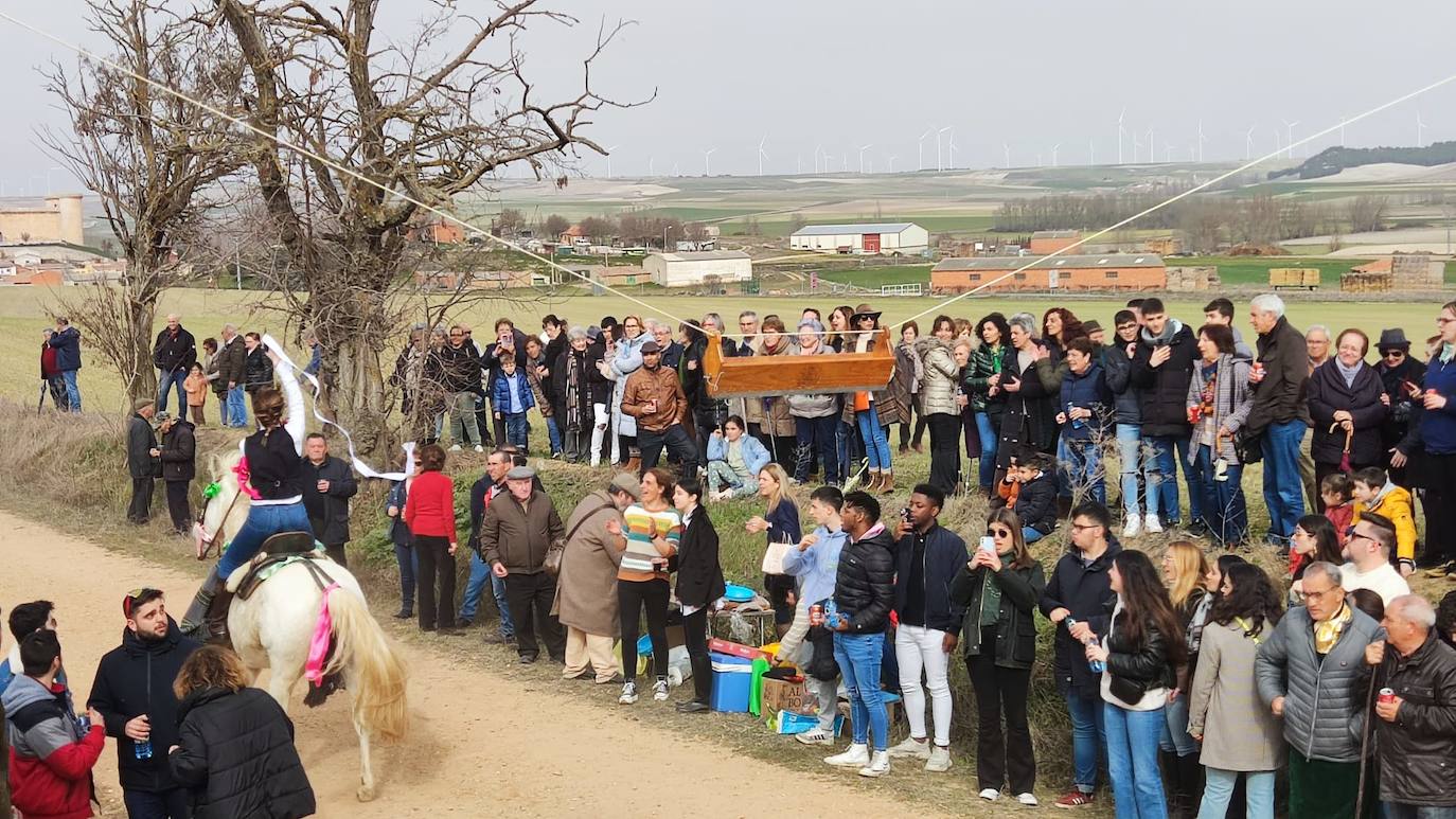 Uno de los quintos de Torrelobatón engancha una cinta con el punzón 