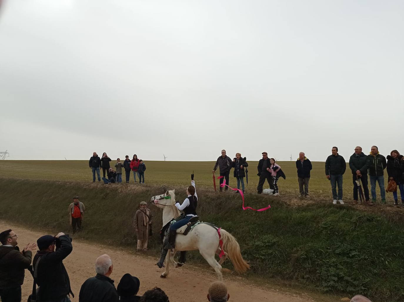 Uno de los quintos de Torrelobatón engancha una cinta con el punzón 