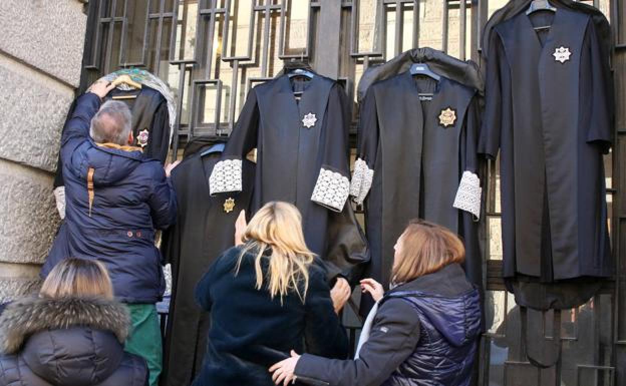 Letrados cuelgan sus togas en el exterior del Palacio de Justicia durante una de las últimas protestas. 