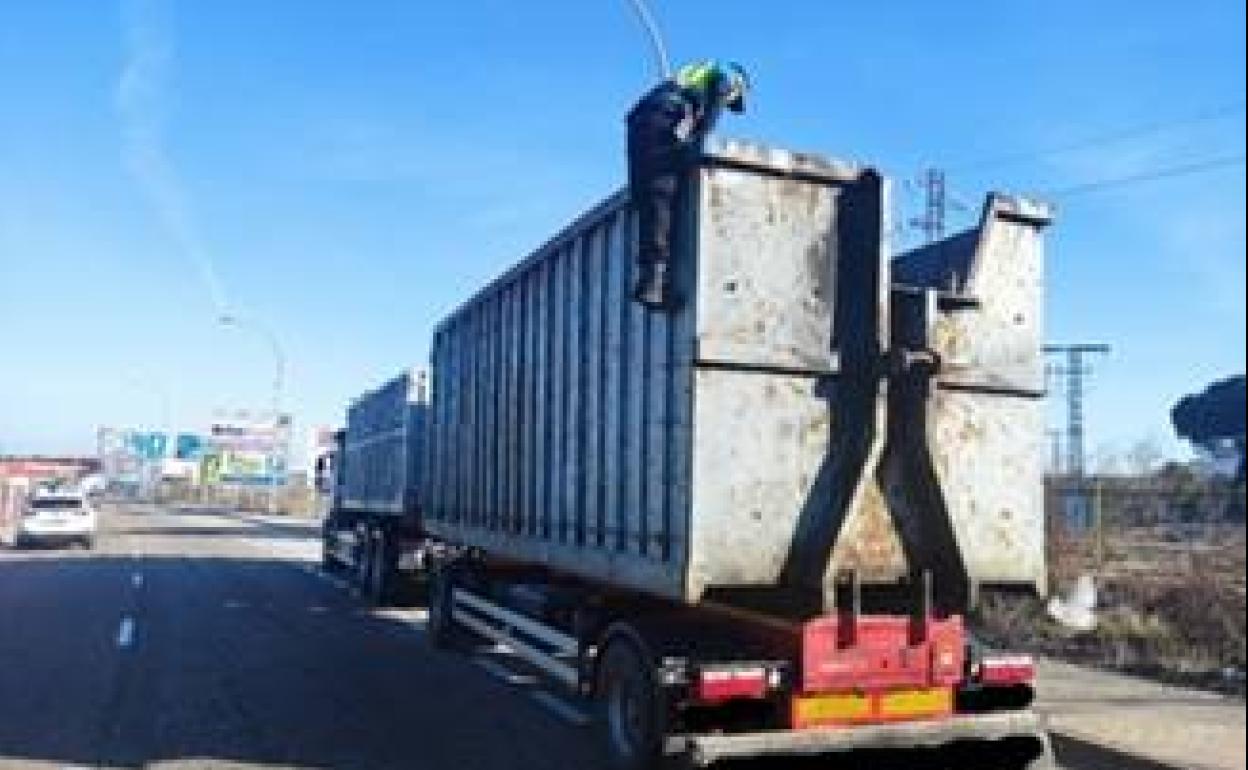 Inspección de un camión por la Policía Local. 