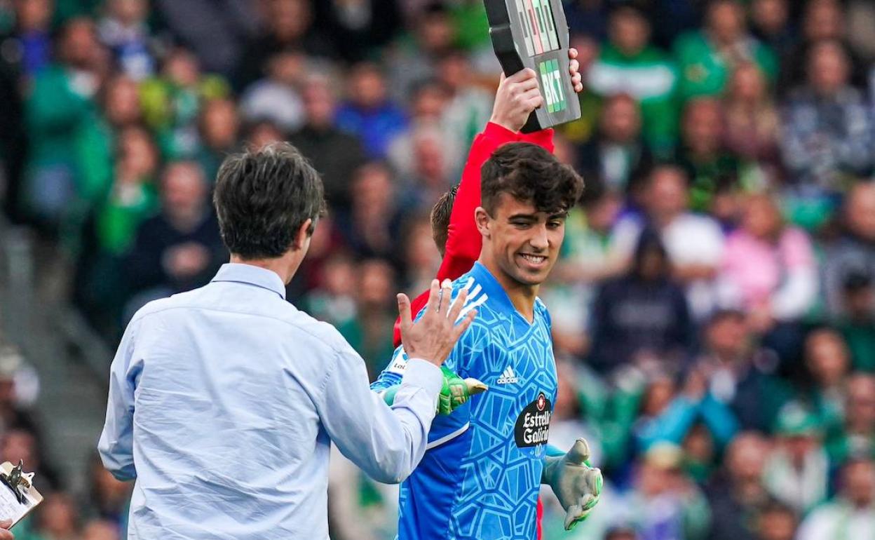 Aceves recibe un gesto cariñoso de su técnico en el momento de saltar al campo. 