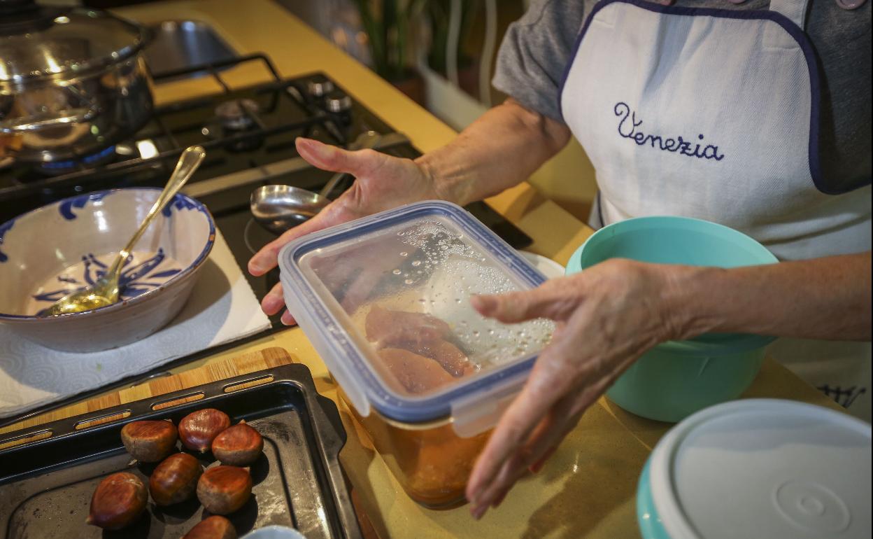 Una mujer prepara la comida, en una imagen de archivo. 