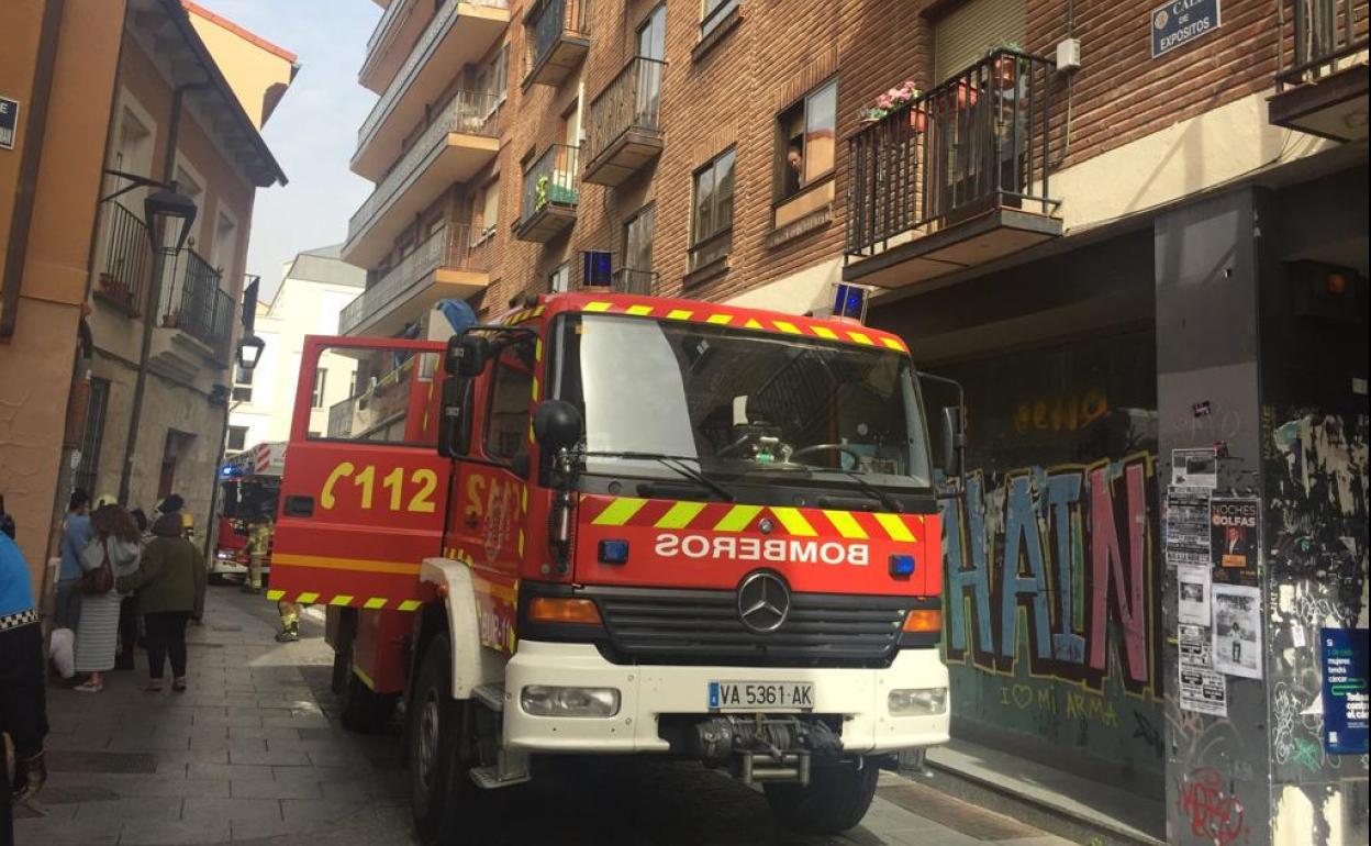 Los bomberos de Valladolid intervienen en la calle Expósitos. 