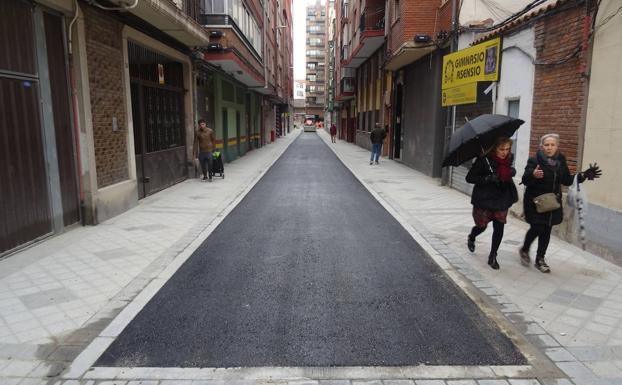 La calle Loza, ya urbanizada y asfaltada, que se reabrirá este martes. 