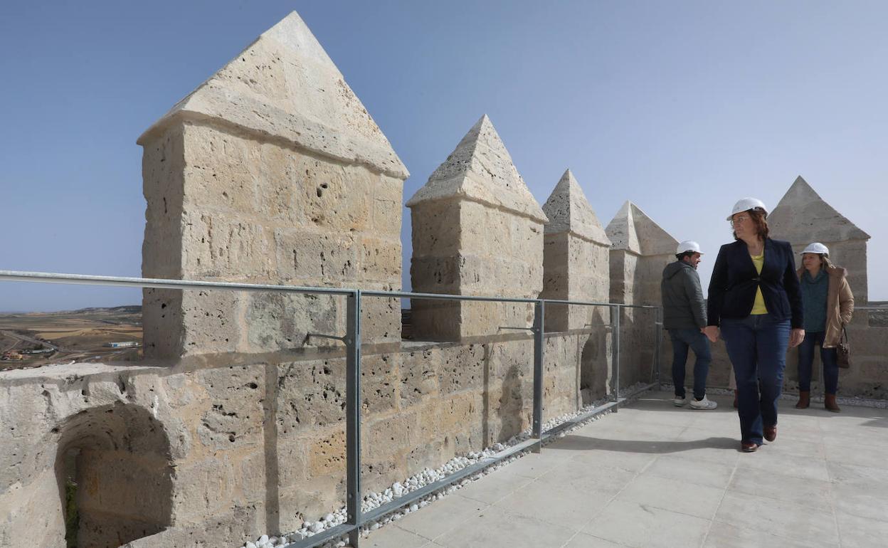 La presidenta de la Diputación, Ángeles Armisén, en la Torre del Homenaje. 