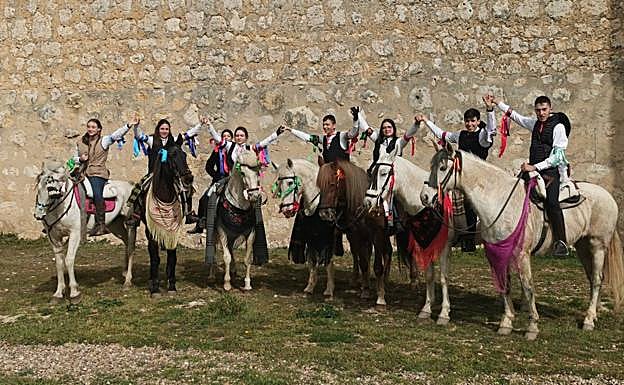 Los ocho quintos, siete de ellos, a caballo, posando en el castillo tras la carrera