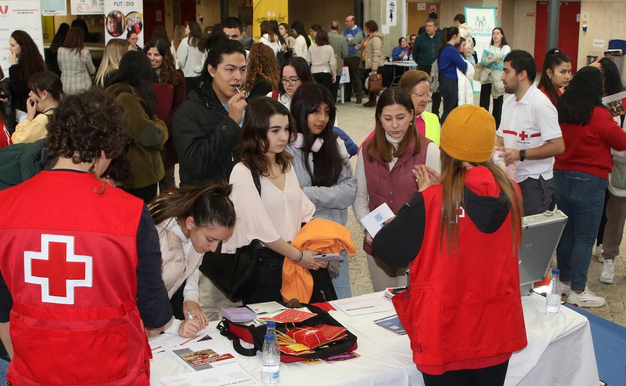 Estudiantes atienden las explicaciones de una voluntaria de Cruz Roja. 