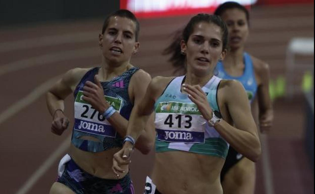 Marta García (derecha), durante la final del 3.000 del Campeonato de España en pista cubierta. 