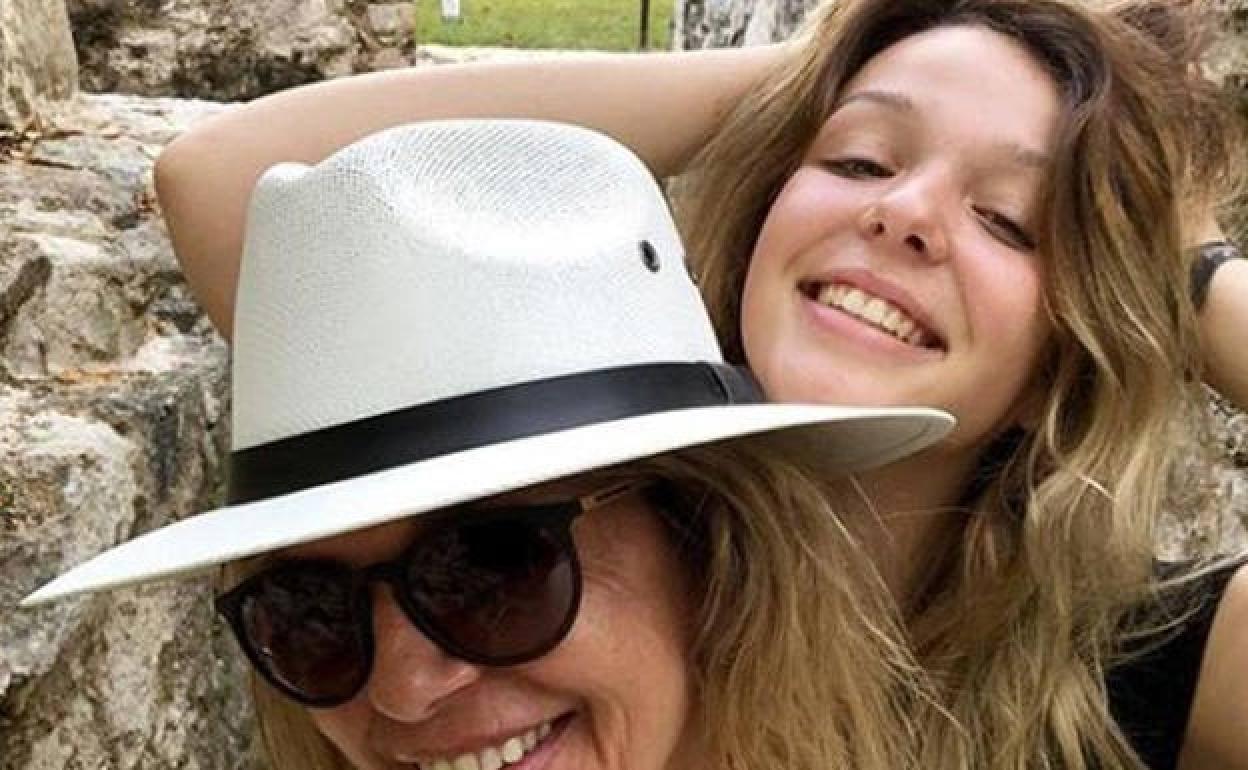 Arancha de Benito y su hija Zayra. 