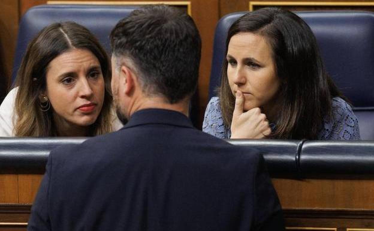 Irene Montero e Ione Belarra dialogan con Gabriel Rufián en la sesión de control de este miércoles en el Congreso.