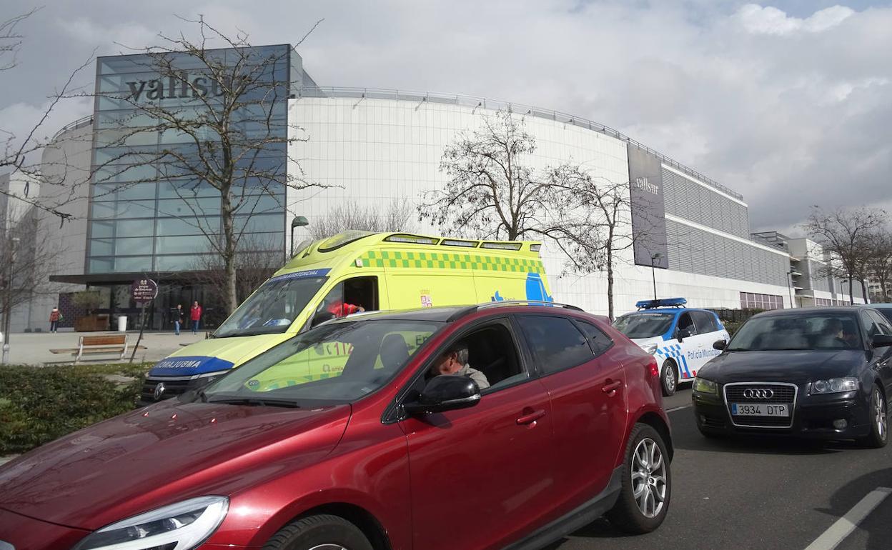 La ambulancia que atendió al ciclista herido en la avenida de Zamora. 